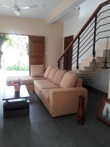 KelaniyaKelaniya Heritage的带沙发和楼梯的客厅