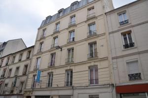 巴黎理查德酒店的街道上有许多窗户的大建筑