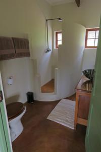 普利登堡湾Out of Plett的客房内设有带卫生间和盥洗盆的浴室