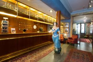 斯德哥尔摩Lady Hamilton Hotel的站在大厅的身着蓝色衣服的女人