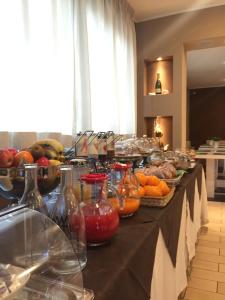 托尔维加塔托尔维尔戛塔325号酒店的自助餐,包括桌上的水果和蔬菜