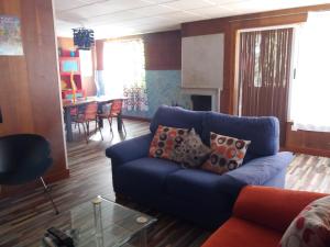 迈雷纳-德尔阿尔科Huerta La Cansina的客厅配有蓝色的沙发和桌子