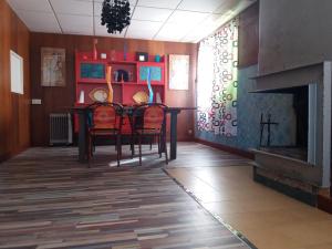迈雷纳-德尔阿尔科Huerta La Cansina的一间带桌椅和壁炉的用餐室