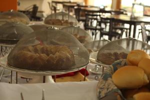 普雷图河畔圣若泽米开朗基罗酒店的一张桌子,上面有两盘松饼
