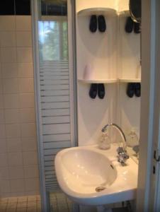 埃因霍温Suite 17的浴室配有白色水槽和淋浴。