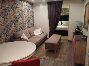 埃因霍温Suite 17的客厅配有沙发、桌子和床。