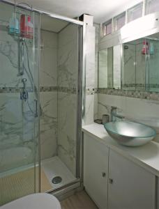 莱里奇Vittoria的一间带水槽和玻璃淋浴的浴室