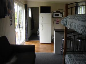 阿希帕拉阿希派拉假日公园酒店的宿舍间设有冰箱和厨房。