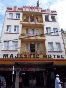 尤西德福拉Majestic Hotel的一座标有马塞拉酒店标志的建筑
