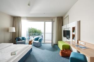 博登湖畔克雷斯波洛克利斯隆海景酒店的酒店客房,配有一张床、一张桌子和椅子