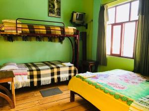 巴尼奥斯Hostal Princesa Maria的一间卧室设有两张双层床和一扇窗户。