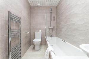 泰恩河畔纽卡斯尔奥斯本酒店的浴室配有卫生间、淋浴和盥洗盆。
