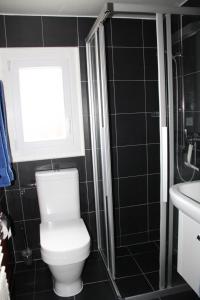 蒙特勒盖斯阿尔宾斯度假屋的一间带卫生间、窗户和水槽的浴室