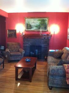 DauphinSir Edgar House B&B的客厅设有壁炉、两张沙发和一张桌子