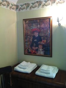 DauphinSir Edgar House B&B的墙上画着一个孩子,带两条毛巾