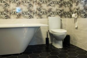 库尔迪加埃斯泰特度假屋的浴室配有白色卫生间和盥洗盆。