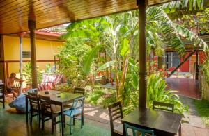 格拉纳达博卡旅舍的花园内带桌椅的餐厅