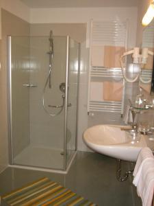拉松迪索帕拉加尔尼－努马尔霍夫公寓的带淋浴和盥洗盆的浴室