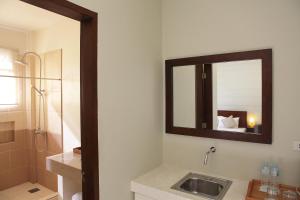 宿务阿尔巴吾诺酒店的一间带水槽和镜子的浴室