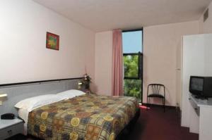 福林波波利加尼娜酒店的酒店客房设有床和窗户。