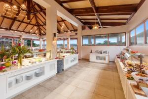 Ramada Resort by Wyndham Port Vila餐厅或其他用餐的地方