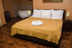 帕拉马里博舍瓦酒店的酒店客房配有一张床和浴缸。