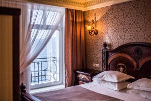 利斯特维扬卡马亚克酒店 的一间卧室设有一张床和一个窗口