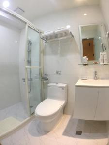 台北皇家饭店的浴室配有卫生间、淋浴和盥洗盆。