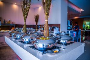 延布延布阿尔巴哈诺富特酒店的一条带许多锅碗瓢盆的自助餐