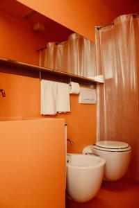 圣阿尔坎杰洛-迪罗马涅Villa Greta的一间带卫生间和水槽的浴室