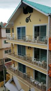 七岩攀亚之地酒店的公寓大楼设有阳台和桌椅