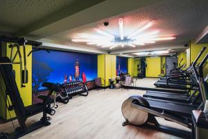 斯特拉斯堡BOMA easy living hotel的健身房,配有各种跑步机和机器