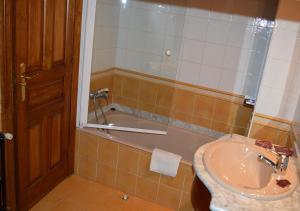 苏安塞斯Posada El Valle - Adults Only的浴室配有盥洗盆和浴缸。
