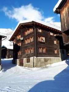 雷金根Alpensonne的一座大木结构建筑,地面上积雪