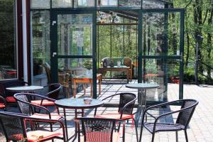 隆德Place Lund Studios的玻璃房子内带桌椅的庭院