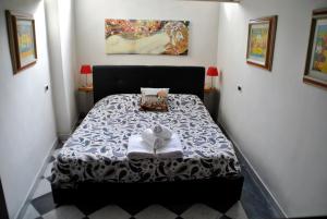 佛罗伦萨Suite Presto的一间小卧室,卧室内配有一张床铺