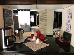 鲸湾港Amjicaja Guesthouse, Tours & Rentals的厨房台面上配有咖啡壶