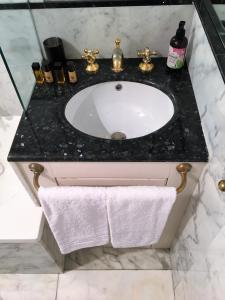 佛罗伦萨Suite Presto的浴室水槽和黑色台面