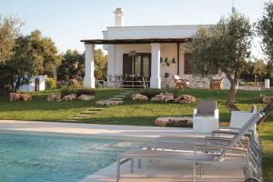 滨海波利尼亚诺Villa del Vento的房屋旁带游泳池的房子