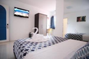 莫阿尔博阿德吉寇酒店的一间卧室配有一张带天鹅的床
