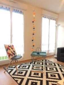 塞里斯索尔丽贝卡公寓的客厅配有桌子和椅子