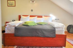 萨拉热窝华贵酒店的一间卧室配有一张大床和四个枕头