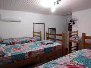 KR Hostel Ilhabela客房内的一张或多张床位