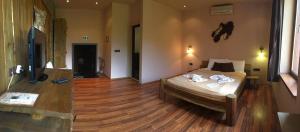 Kraevo马克别墅酒店的一间卧室配有一张床,铺有木地板
