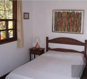 圣贡萨洛利达斯佩德拉斯Pousada do Capão的一间卧室设有一张床和一个窗口