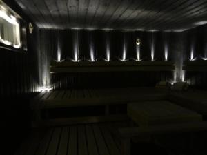 MerikarviaJoentörmä Cottage的一间黑暗的房间,里面设有长椅和灯