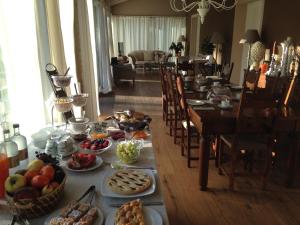 圣埃琳娜-迪西利亚卡萨迪德里亚迷人乡舍住宿加早餐酒店的一张桌子上放着许多盘子的食物