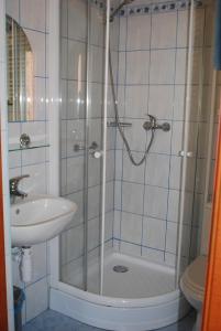斯拉百斯安卡酒店 的带淋浴、盥洗盆和卫生间的浴室