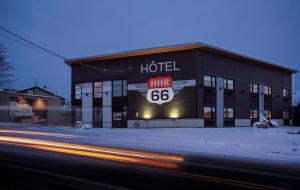 Saint-VictorHotel Historique et Manoir Route 66的前面有标志的酒店