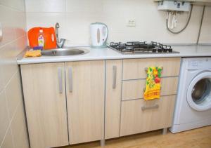 阿尔马维尔City Apartment Sverdlova 71的厨房配有水槽和洗衣机